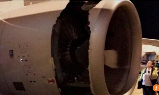 Một lỗ thủng lớn được phát hiện bên ngoài chiếc Airbus A330. Ảnh: SCMP