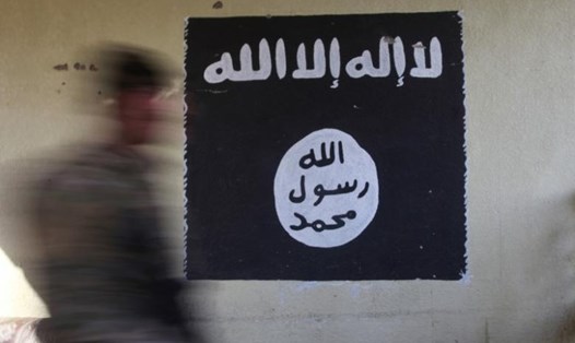 Cờ đen trắng thường được tổ chức khủng bố Nhà nước Hồi giáo tự xưng IS sử dụng. Ảnh: Reuters
