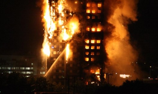 Tòa tháp Grenfell ở tây London bị bốc cháy dữ dội. Ảnh: Daily Mail