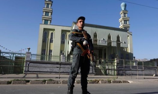 Nhà thờ Hồi giáo ở thủ đô Kabul bị đánh bom ngày 15.6. Ảnh: Reuters