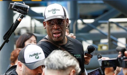 Cựu ngôi sao bóng rổ Dennis Rodman tại sân bay ở Bắc Kinh ngày 17.6. Ảnh: Reuters