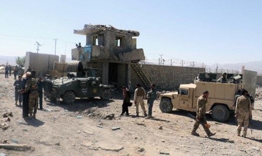 Lực lượng an ninh Afghanistan tại hiện trường vụ đánh bom liều chết ở tỉnh Paktia ngày 18.6. Ảnh: Reuters
