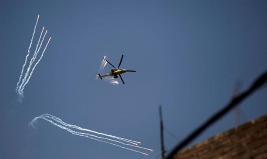 Trực thăng của quân đội Iraq ở phía tây Mosul ngày 17.6. Ảnh: Reuters