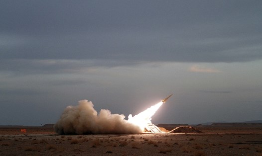 Iran nã tên lửa vào khu vực gần Deir ez-Zor, miền đông Syria . Ảnh: AP
