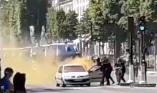 Hiện trường vụ tấn công ở Đại lộ Champs Elysees. Ảnh: Reuters