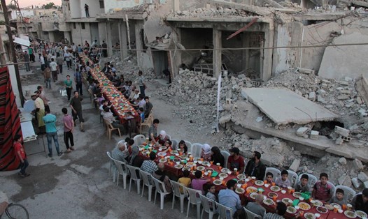 Cư dân ở Douma, Syria thưởng thức bữa iftar trên đường phố cùng nhau vào ngày 18.6. Ảnh: AFP