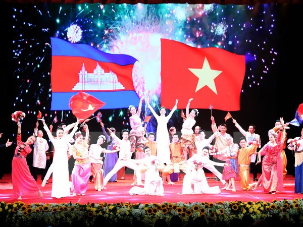 Biểu diễn văn nghệ chào mừng tại buổi lễ. Ảnh: TTXVN