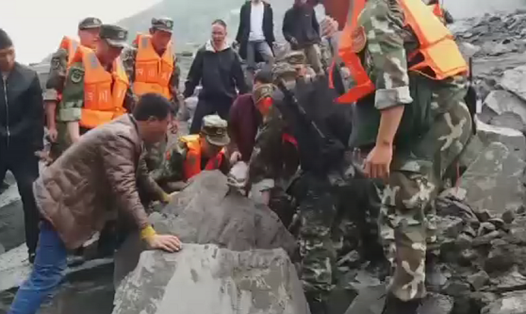Khoảng 40 ngôi nhà và hàng trăm người bị chôn vùi trong vụ sạt lở đất ở Trung Quốc. Ảnh: CCTV