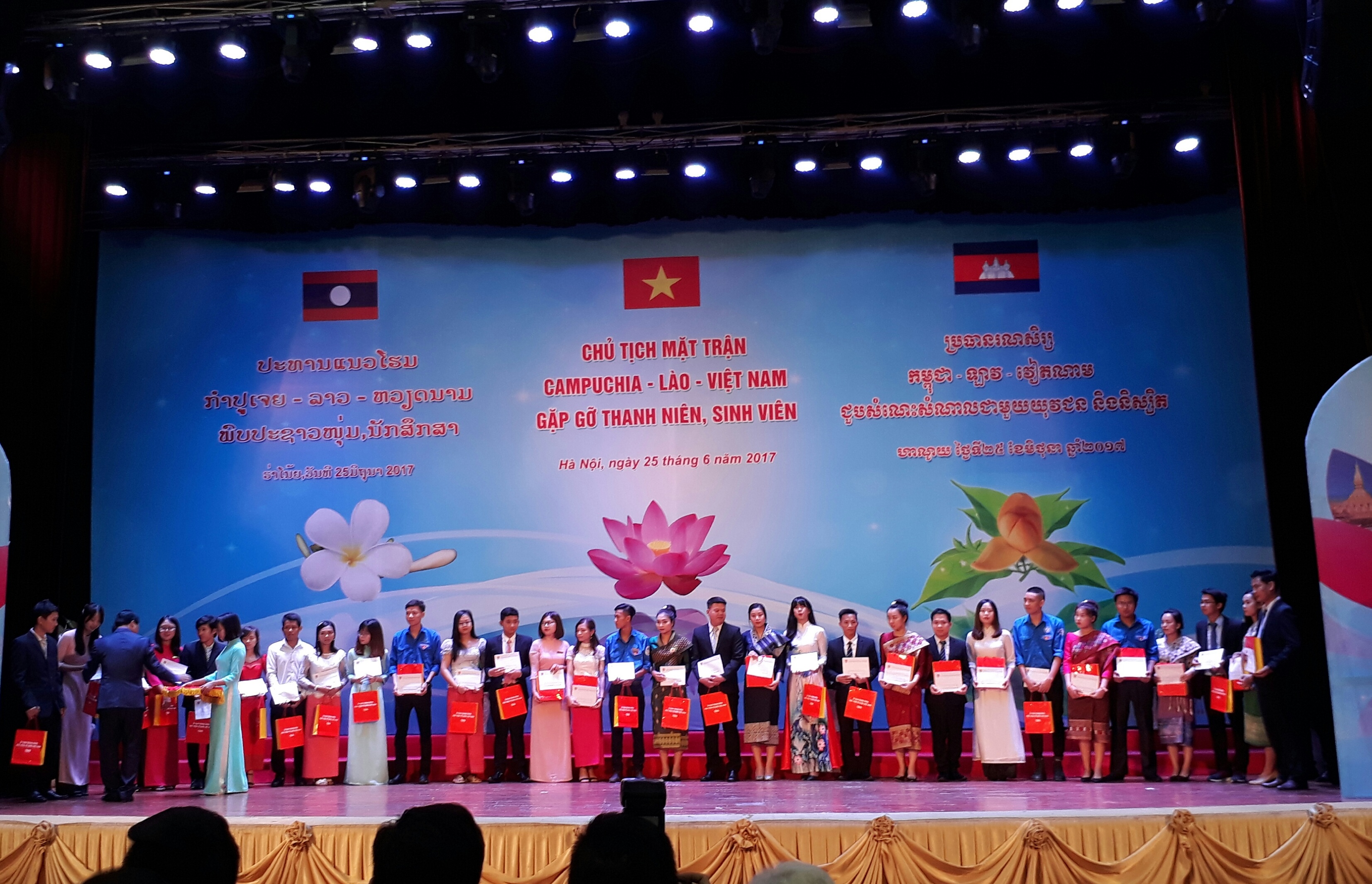 30 thanh niên, sinh viên được biểu dương. Ảnh: P.V