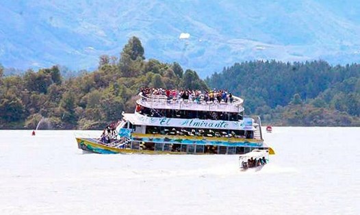 Vụ chìm tàu chở 150 du khách ở Colombia. Ảnh:  Teleantooquia