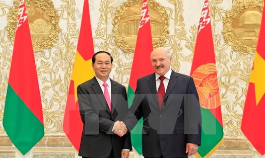 Chủ tịch Nước Trần Đại Quang và Tổng thống Belarus Alexander Lukashenko chụp ảnh chung tại lễ đón. Ảnh: TTXVN