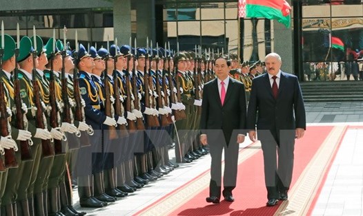 Tổng thống Belarus Alexander Lukashenko và Chủ tịch nước Trần Đại Quang duyệt Đội danh dự.Ảnh: TTXVN