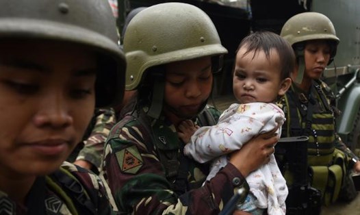 Quân đội Philippines đưa trẻ em tới nơi an toàn trong cuộc xung đột tại Marawi. Ảnh: T.A