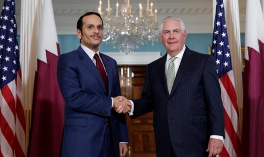 Ngoại trưởng Qatar  Mohammed bin Abdulrahman al-Thani và Ngoại trưởng Mỹ Rex Tillerson. Ảnh: Reuters