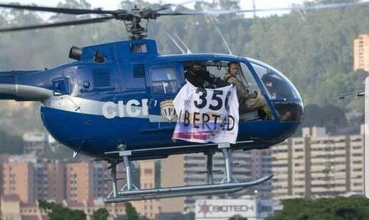 Chiếc trực thăng mang biểu ngữ chống chính phủ Venezuela nã đạn và ném lựu đạn vào trụ sở Tòa án Tối cao. Ảnh: E.N.H