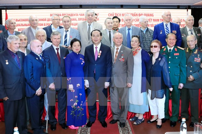 Chủ tịch Nước Trần Đại Quang và Phu nhân gặp gỡ thân mật Đại diện Hội Hữu nghị Nga-Việt, Đại diện Hội Cựu chiến binh Liên bang Nga, các cựu chiến binh Nga đã từng công tác tại Việt Nam. Ảnh: TTXVN