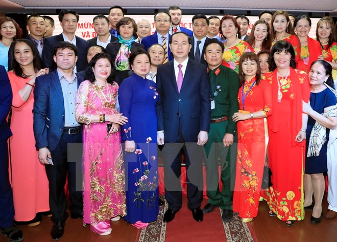 Chủ tịch Nước Trần Đại Quang và Phu nhân gặp đại diện doanh nghiệp, cộng đồng và lưu học sinh Việt Nam tại Liên bang Nga. Ảnh: TTXVN