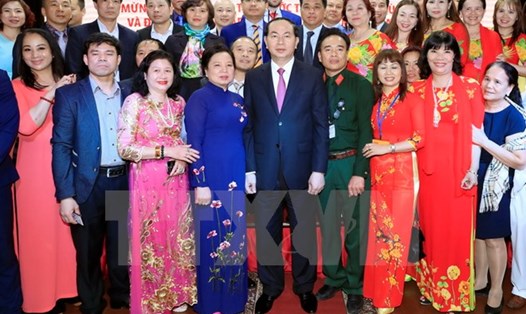 Chủ tịch Nước Trần Đại Quang và Phu nhân gặp đại diện doanh nghiệp, cộng đồng và lưu học sinh Việt Nam tại Liên bang Nga. Ảnh: TTXVN