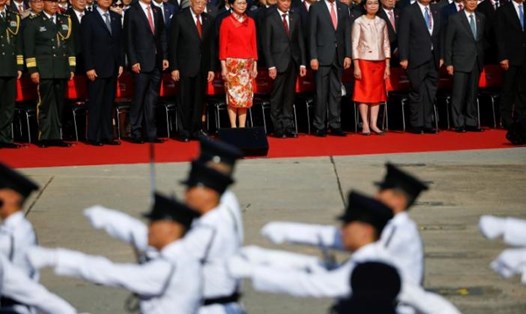 Trưởng đặc khu hành chính Hong Kong Lâm Trịnh Nguyệt Nga và các quan chức trong lễ thượng cờ sáng nay. Ảnh: Reuters