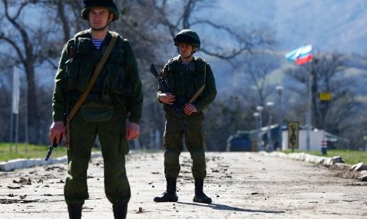 Hai lính biên phòng Nga đã bị bắt giữ tại Ukraina. Ảnh: Reuters