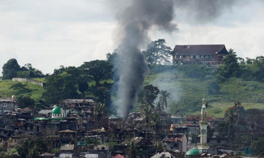 Khói bốc cao sau cuộc không kích của quân đội Philipines ở thành phố Marawi. Ảnh: Reuters