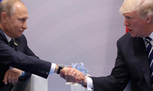 Cái bắt tay của hai nhà lãnh đạo Nga - Mỹ tại G20. Ảnh: Reuters