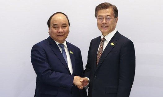 Thủ tướng Nguyễn Xuân Phúc gặp Tổng thống Hàn Quốc Moon Jae-in. Ảnh: TTXVN