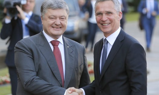 Tổng thống Ukraina Petro Poroshenko và Tổng thư ký NATO Jens Stoltenberg. Ảnh: AP
