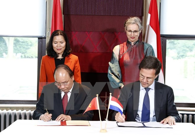 Thủ tướng Nguyễn Xuân Phúc với Thủ tướng Vương quốc Hà Lan Mark Rutte Ký Ý định thư giữa hai nước về tạo thuận lợi triển khai các dự án chuyển đổi quy mô lớn để phát triển bền vững Đồng bằng sông Cửu Long. Ảnh: TTXVN