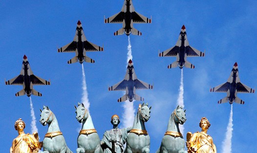 Phi đội Thunderbirds của Không quân Mỹ có màn trình diễn ấn tượng trong buổi lễ duyệt binh mừng Quốc khánh Pháp. Trong ảnh là phi đội Thunderbirds bay qua khải hoàn môn Carrousel. Ảnh: Reuters