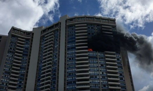Chung cư ở Hawaii, Mỹ bốc cháy dữ dội. Ảnh: AP