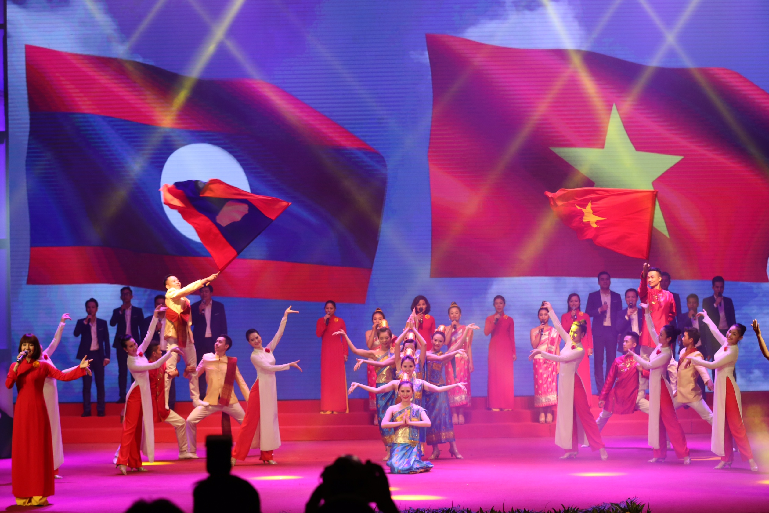 Lễ kỷ niệm 55 năm Ngày thiết lập quan hệ ngoại giao và 40 năm Ngày ký Hiệp ước Hữu nghị và Hợp tác Việt Nam – Lào diễn ra sáng 18.7. Ảnh: Hải Nguyễn