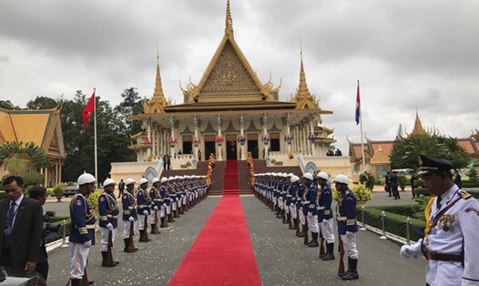 Lễ đón chính thức Tổng Bí thư Nguyễn Phú Trọng đã diễn ra trang trọng tại Hoàng cung Campuchia sáng nay 20.7. Ảnh: NLD