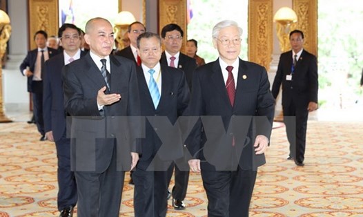 Quốc vương Campuchia Norodom Sihamoni đón Tổng Bí thư Nguyễn Phú Trọng. Ảnh: TTXVN