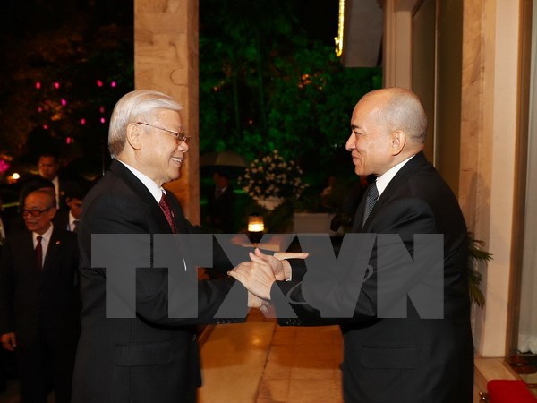 Quốc vương Campuchia Norodom Sihamoni đón Tổng Bí thư Nguyễn Phú Trọng. Ảnh: TTXVN