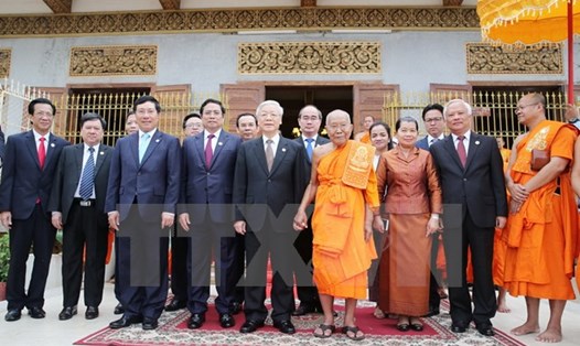 Tổng Bí thư Nguyễn Phú Trọng cùng Đại Tăng thống Tep Vong chụp ảnh chung. Ảnh: TTXVN