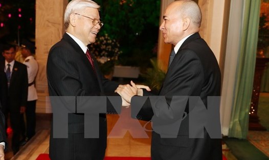 Quốc vương Campuchia Norodom Sihamoni đón Tổng Bí thư Nguyễn Phú Trọng. Ảnh: TTXVN