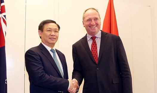 Phó Thủ tướng Vương Đình Huệ và Quyền thủ tướng kiêm Bộ trưởng Bộ Nông nghiệp và Tài nguyên nước Australia. Ảnh: TC
