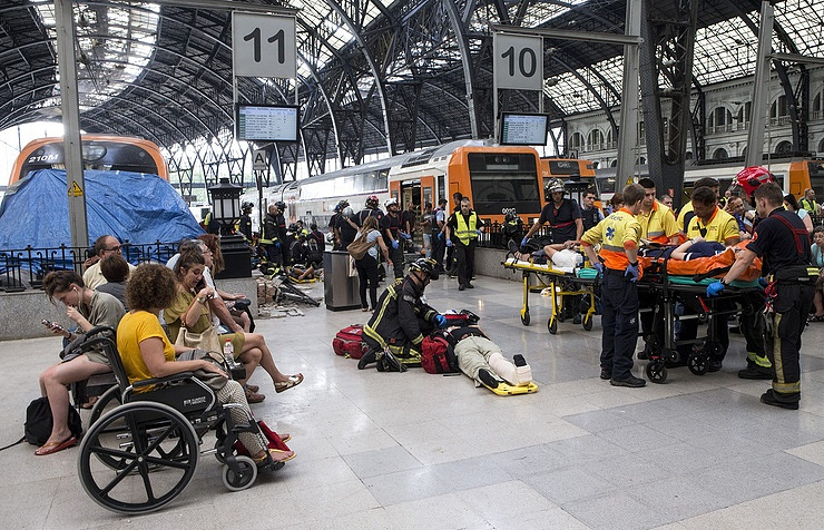 Tai nạn tàu hỏa ở nhà ga lớn tại thủ đô Tây Ban Nha. Ảnh: EPA