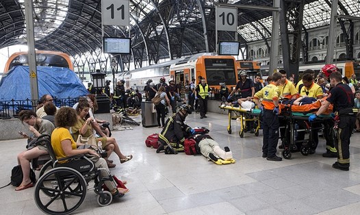 Tai nạn tàu hỏa ở nhà ga lớn tại thủ đô Tây Ban Nha. Ảnh: EPA