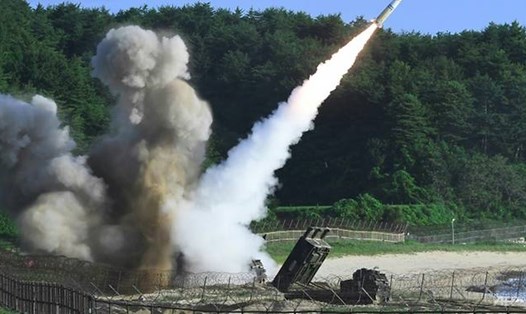 Tổ hợp tên lửa chiến thuật ATACMS của Mỹ trong lần tập trận với Hàn Quốc sau khi Triều Tiên thử ICBM lần 1. Ảnh: AFP