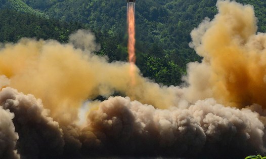 Mỹ - Hàn cho rằng tên lửa Triều Tiên phóng đêm 28.7 là ICBM trong khi Nga cho là IRBM. Ảnh: Reuters