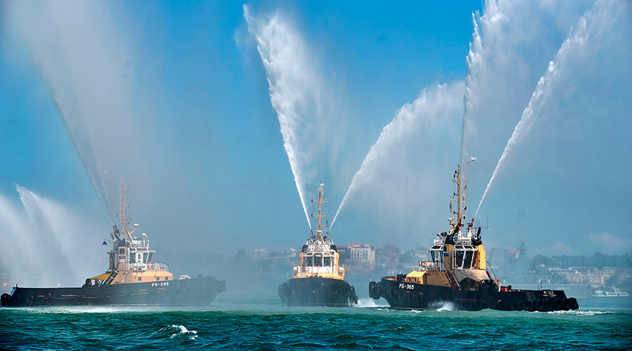 Màn trình diễn hoành tráng của tàu chiến Nga trong lễ kỷ niệm Ngày Hải quân Nga. Ảnh: Sputnik