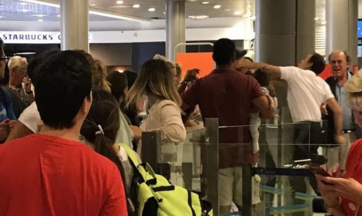 Một hành khách đang bế con bị nhân viên sân bay ở Nice, Pháp đấm vào mặt. Ảnh: Twitter