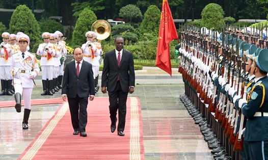 Lễ đón chính thức Thủ tướng Mozambique Carlos Agostinho do Rosario được tổ chức trọng thể tại Phủ Chủ tịch sáng 1.8 - Ảnh: VGP