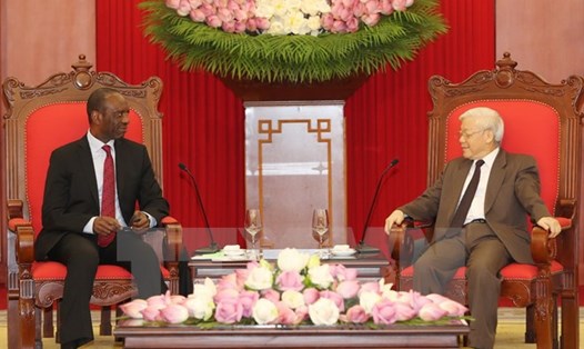 Tổng Bí thư Nguyễn Phú Trọng tiếp Thủ tướng nước Cộng hòa Mozambique Carlos Agostinho do Rosario sang thăm chính thức Việt Nam. Ảnh: TTXVN