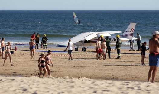 2 người thiệt mạng do phi công hạ cánh máy bay khẩn cấp trên bãi biển. Ảnh: CNN