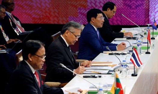 Từ trái qua phải: Bộ trưởng Ngoại giao Myanmar U Kyaw Tin, Bộ trưởng Ngoại giao Thái Lan Don Pramudwinai, Bộ trưởng Ngoại giao Việt Nam Phạm Bình Minh và Tổng thư ký ASEAN Lê Lương Minh tham dự cuộc họp ngày 5.8. Ảnh: Reuters.