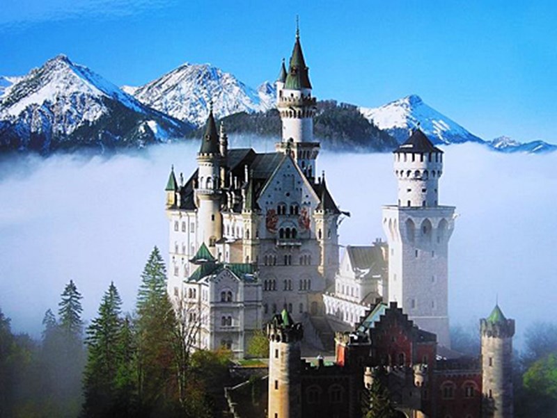 Halloween ngắm 15 tòa lâu đài có kiến trúc cổ điển và bí ẩn trên thế giới