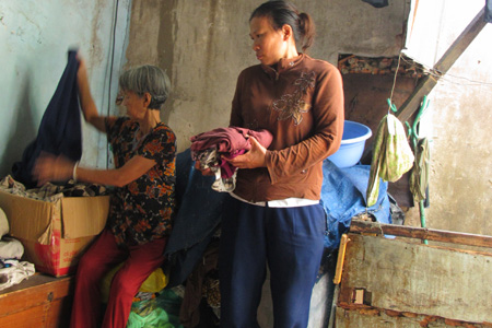 Chị Nuôi (phải) và mẹ chồng trong căn nhà xuống cấp.